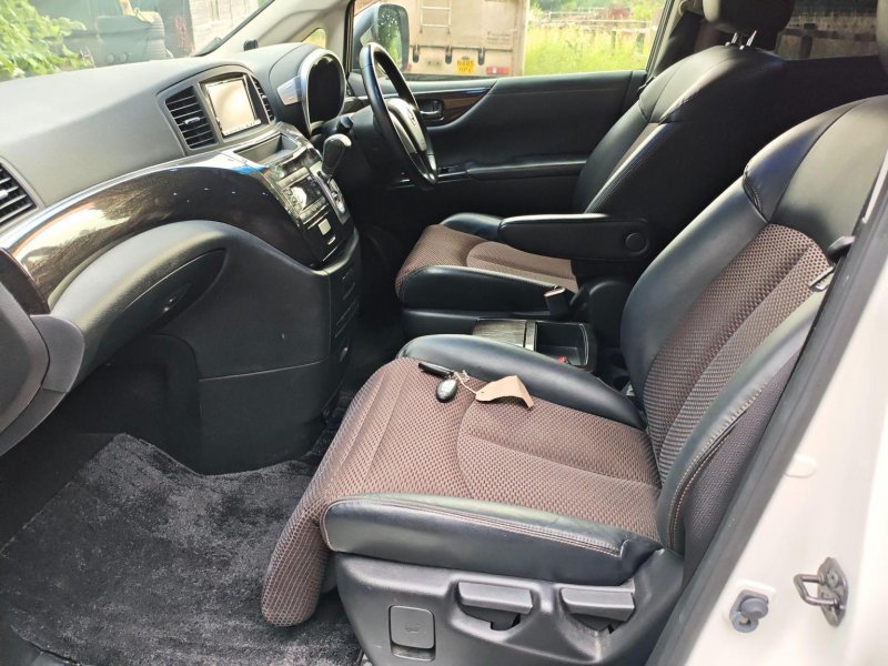 NISSAN ELGRAND